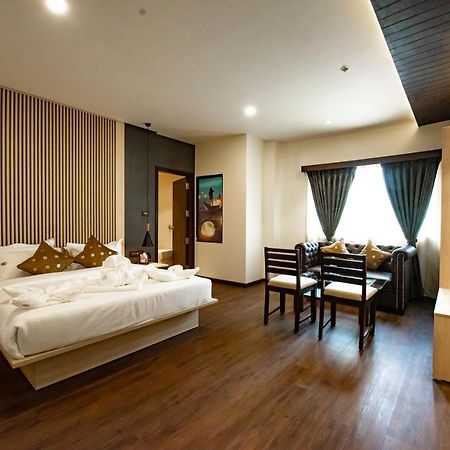 The Royal Palace Hotel 400703 纳威孟买 外观 照片